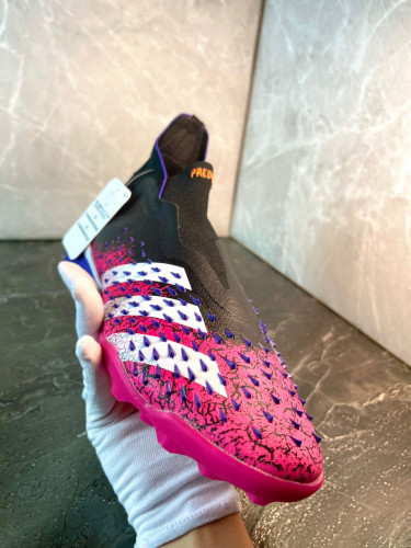 Сороконожки (Шиповки) Adidas Predator Freak + TF черный/розовый